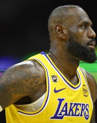 詹姆斯今天末节10分 自26年以来末节得分129分 仅次于马克西