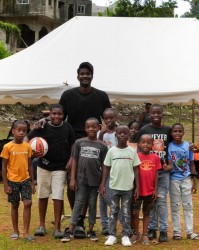 开云体育官方-为贫困家庭提供吃穿用品&amp;健康检查！艾顿在牙买加老家回馈社区