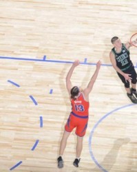 开云体育-12战11胜继续高歌！绿军的第八人轮换抢滩登陆