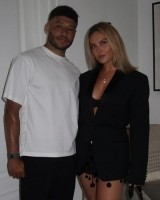 开云体育官方-拍拖9年从未同居！张伯伦有望回归英伦，或能结束与未婚妻异地恋