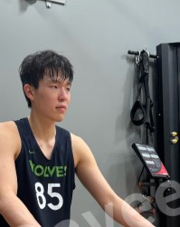 森林狼试训杨瀚森！满头大汗，球队内线需补强，但主帅不爱用新人